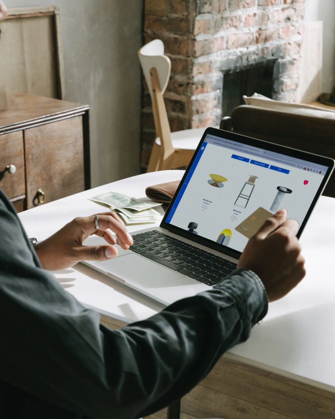 Personne achetant en ligne sur un ordinateur portable avec une carte bancaire — création de site e-commerce à Bordeaux